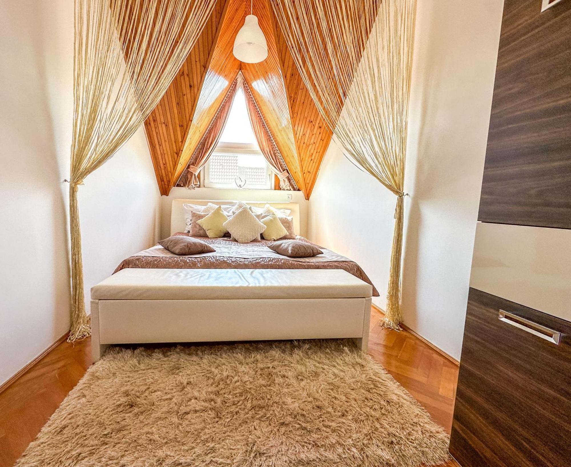 Апартаменты Aranyeso Apartmanhazak No.1 Балатональмади